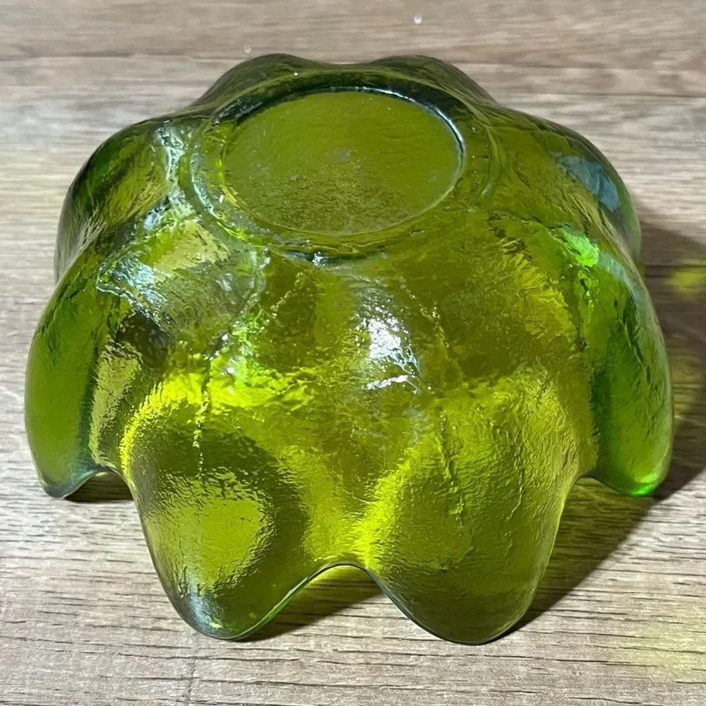 Blenko Glass‎ Clover Green 8 Petal Bowl 5.5